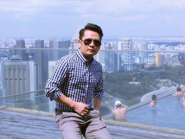 Bằng Kiều 'chuẩn men' ở Singapore sau đồn thổi về 'tình mới' - ảnh 1